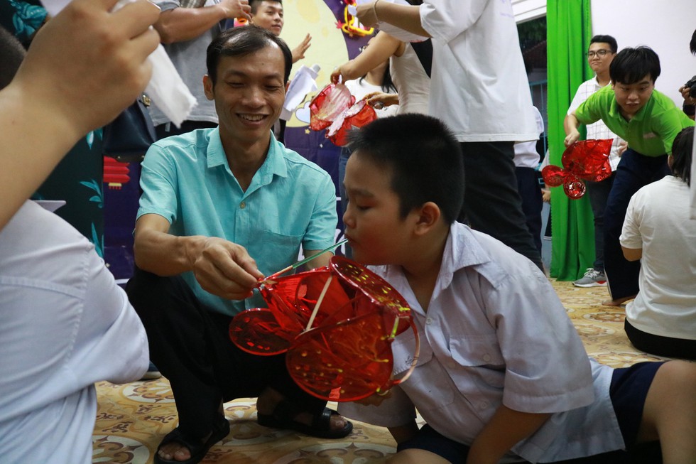 Các em nhỏ khiếm thị và đêm Trung thu đáng nhớ - Ảnh 2. Các em nhỏ khiếm thị và đêm Trung thu đáng nhớ - Ảnh 2.
