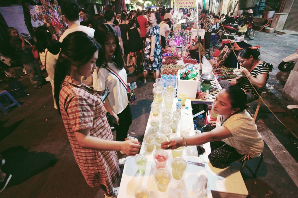 Chơi Trung thu phố Hàng Mã, mắt ngắm trăng sao tay xả rác - Ảnh 6. Chơi Trung thu phố Hàng Mã, mắt ngắm trăng sao tay xả rác - Ảnh 6.