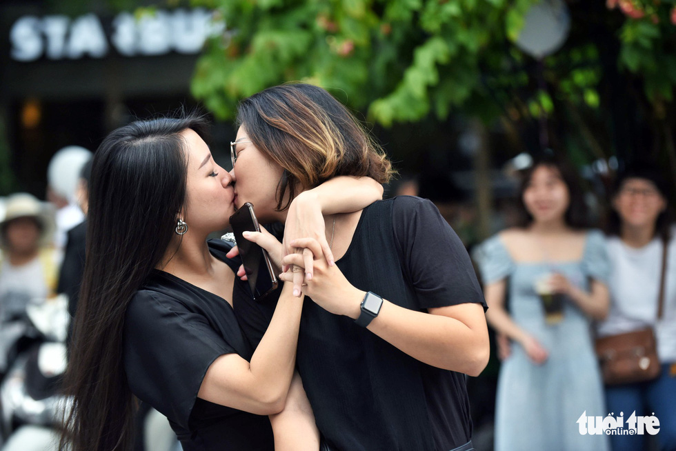 Cộng đồng LGBT diễu hành cầu vồng trên phố đi bộ Nguyễn Huệ - Ảnh 3.