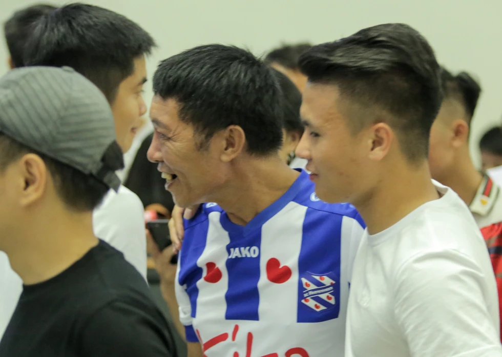 Bố Văn Hậu mắt đỏ hoe trong ngày con trai rời Việt Nam sang Hà Lan chơi bóng - Ảnh 4. Bố Văn Hậu mắt đỏ hoe trong ngày con trai rời Việt Nam sang Hà Lan chơi bóng - Ảnh 4.
