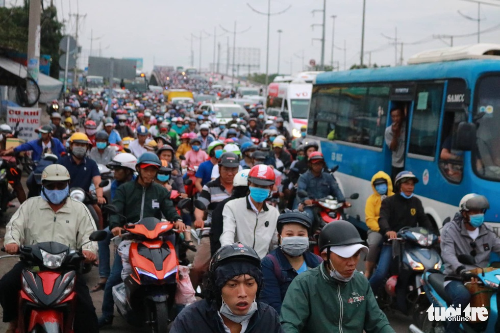 Dòng người nối hàng dài quay lại Sài Gòn sau lễ 2-9 - Ảnh 13. Dòng người nối hàng dài quay lại Sài Gòn sau lễ 2-9 - Ảnh 13.