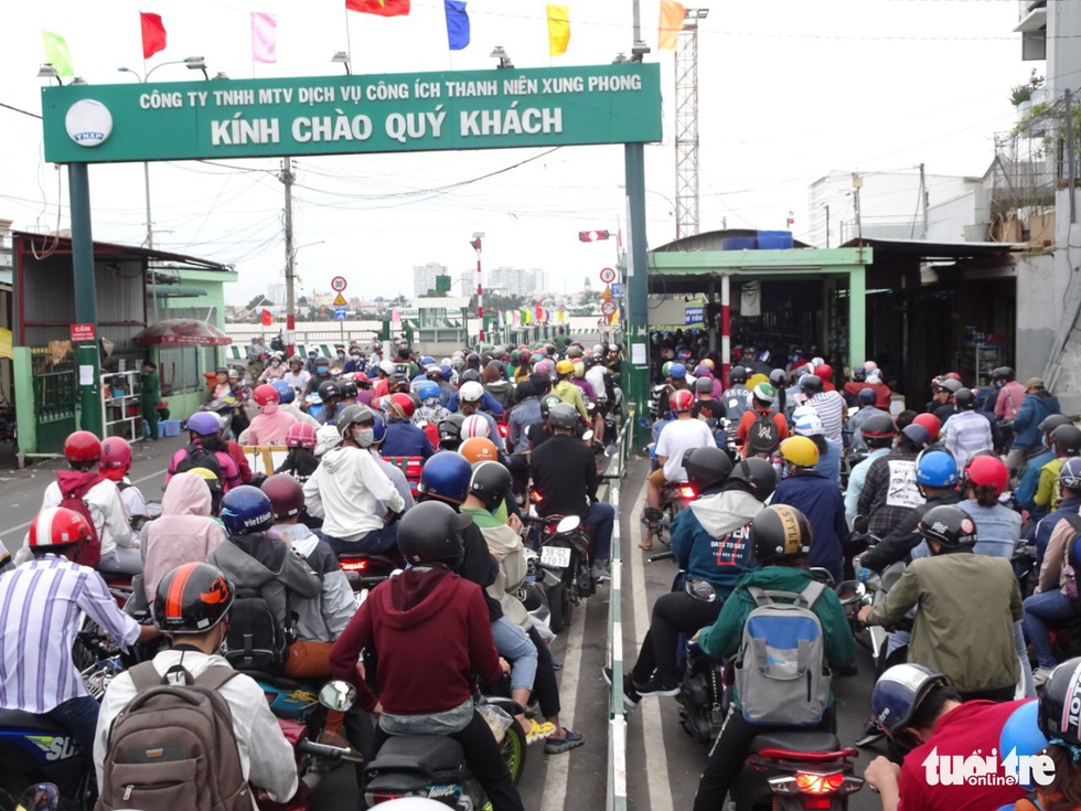 Dòng người nối hàng dài quay lại Sài Gòn sau lễ 2-9 - Ảnh 3. Dòng người nối hàng dài quay lại Sài Gòn sau lễ 2-9 - Ảnh 3.