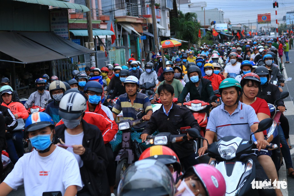 Dòng người nối hàng dài quay lại Sài Gòn sau lễ 2-9 - Ảnh 7. Dòng người nối hàng dài quay lại Sài Gòn sau lễ 2-9 - Ảnh 7.