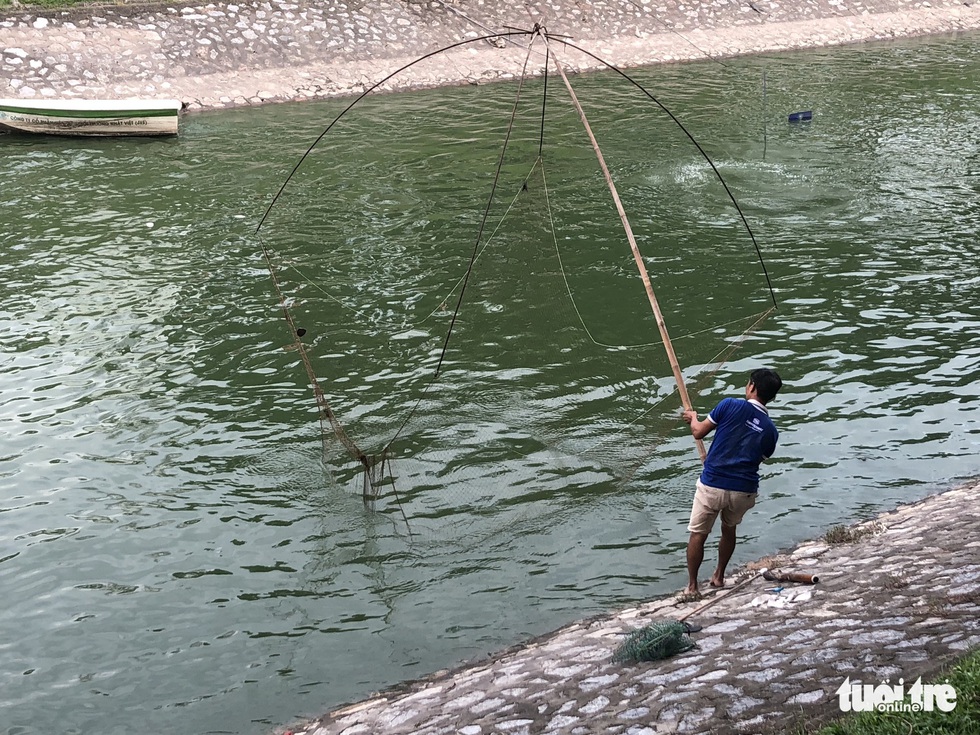Sau mưa lớn, người dân đổ ra sông Tô Lịch câu cá - Ảnh 7. Sau mưa lớn, người dân đổ ra sông Tô Lịch câu cá - Ảnh 7.