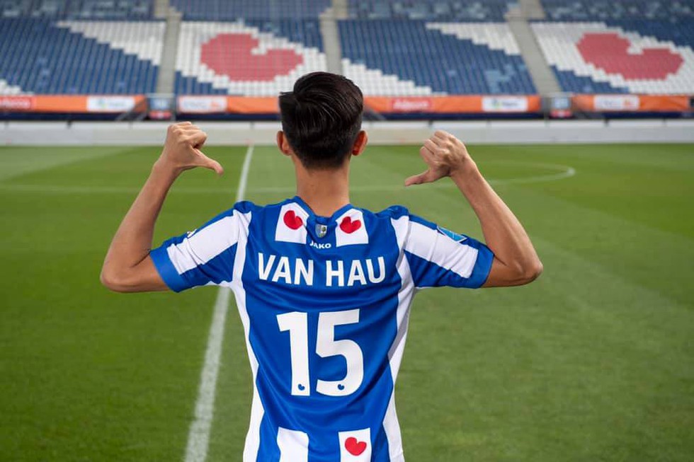 Bộ ảnh Văn Hậu cười rạng rỡ trong màu áo SC Heerenveen - Ảnh 5. Bộ ảnh Văn Hậu cười rạng rỡ trong màu áo SC Heerenveen - Ảnh 5.