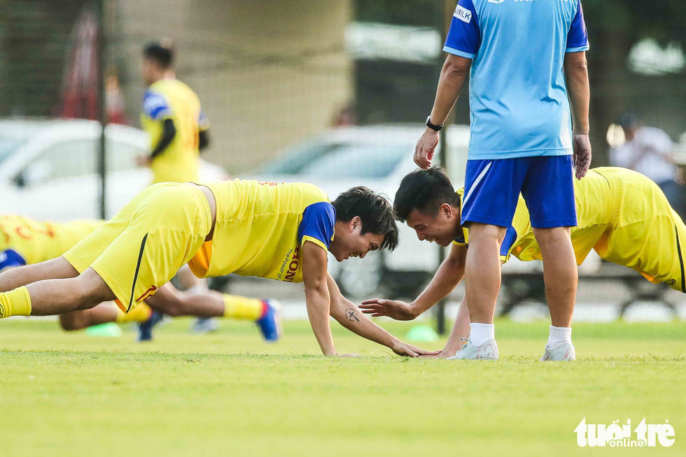 Xem tuyển Việt Nam sảng khoái trong buổi tập đầu tiên chờ đấu Malaysia - Ảnh 5.