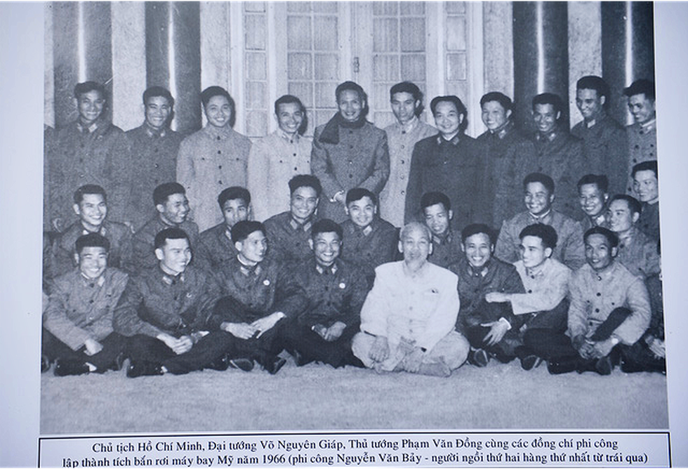 Người dân tiễn đưa phi công huyền thoại Nguyễn Văn Bảy - Ảnh 7.