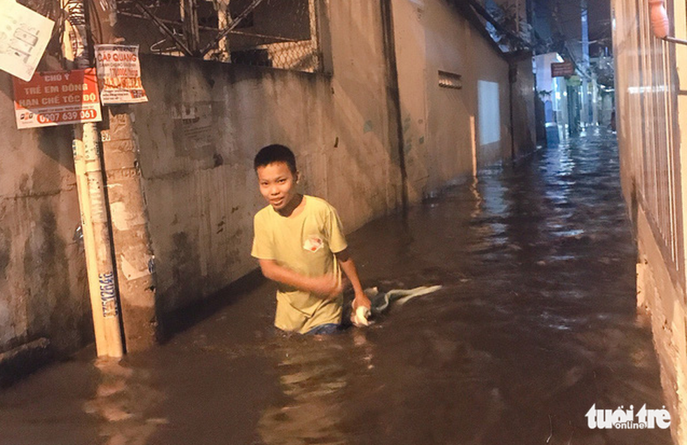 Vỡ bờ bao tại quận 8, hàng trăm hộ dân ngập chìm trong nước - Ảnh 2. Vỡ bờ bao tại quận 8, hàng trăm hộ dân ngập chìm trong nước - Ảnh 2.