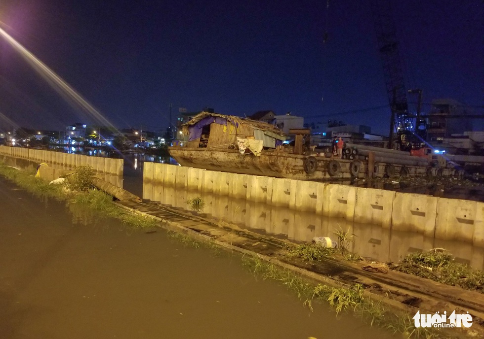 Vỡ bờ bao tại quận 8, hàng trăm hộ dân ngập chìm trong nước - Ảnh 4. Vỡ bờ bao tại quận 8, hàng trăm hộ dân ngập chìm trong nước - Ảnh 4.