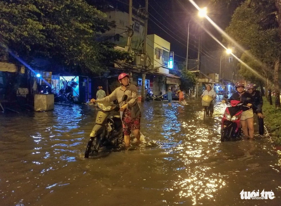 Vỡ bờ bao tại quận 8, hàng trăm hộ dân ngập chìm trong nước - Ảnh 6. Vỡ bờ bao tại quận 8, hàng trăm hộ dân ngập chìm trong nước - Ảnh 6.