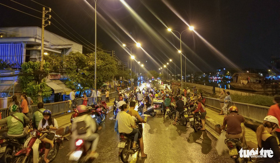 Vỡ bờ bao tại quận 8, hàng trăm hộ dân ngập chìm trong nước - Ảnh 5. Vỡ bờ bao tại quận 8, hàng trăm hộ dân ngập chìm trong nước - Ảnh 5.