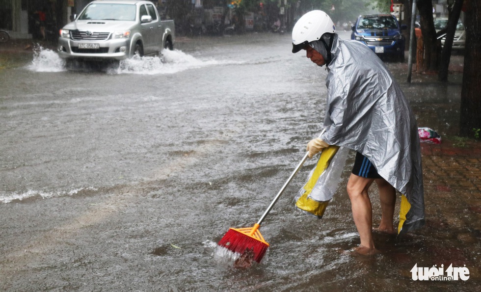 TP Vinh mưa xối xả ngập đường, phụ huynh vất vả đưa con đến trường - Ảnh 8. TP Vinh mưa xối xả ngập đường, phụ huynh vất vả đưa con đến trường - Ảnh 8.