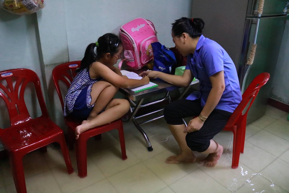Triều cường kỷ lục, nước sông nước cống bủa vây nhiều tuyến đường TP.HCM - Ảnh 7. Triều cường kỷ lục, nước sông nước cống bủa vây nhiều tuyến đường TP.HCM - Ảnh 7.