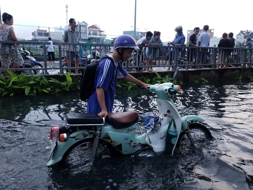 Triều cường kỷ lục, nước sông nước cống bủa vây nhiều tuyến đường TP.HCM - Ảnh 1. Triều cường kỷ lục, nước sông nước cống bủa vây nhiều tuyến đường TP.HCM - Ảnh 1.