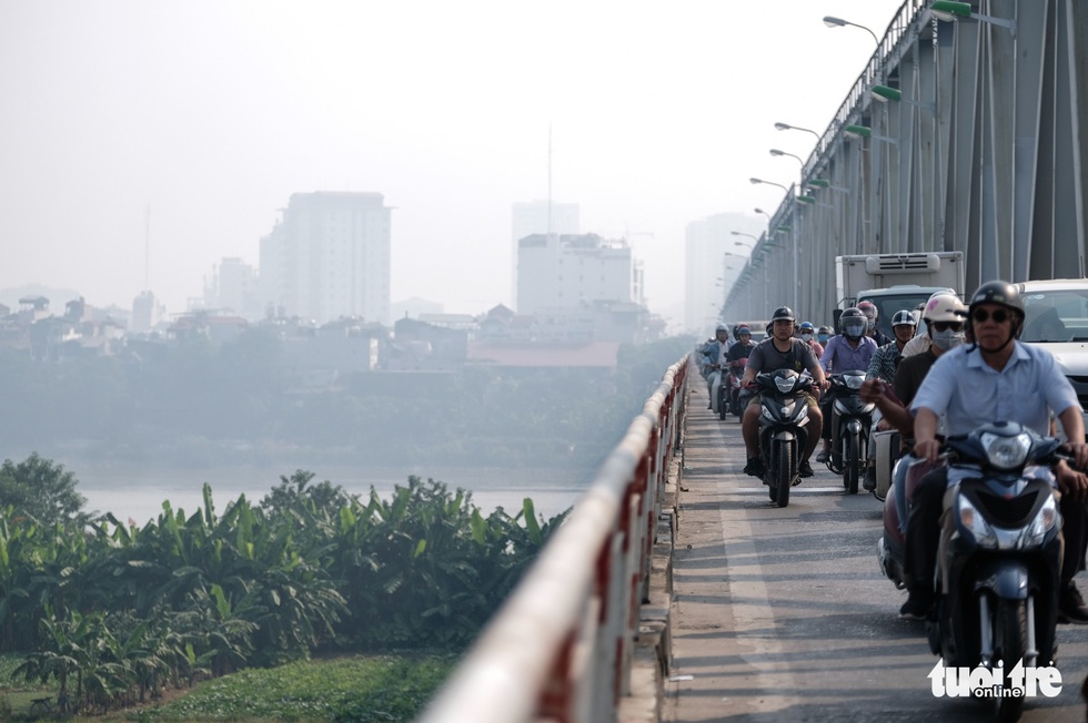 Hà Nội mịt mù sáng đầu tuần, cảnh báo ô nhiễm không khí mức nguy hại - Ảnh 7. Hà Nội mịt mù sáng đầu tuần, cảnh báo ô nhiễm không khí mức nguy hại - Ảnh 7.