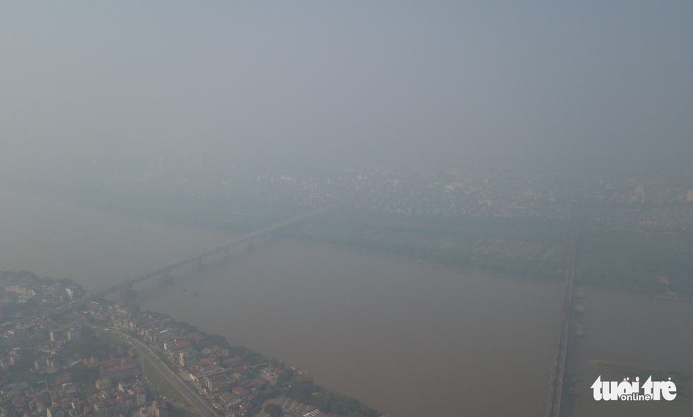 Hà Nội mịt mù sáng đầu tuần, cảnh báo ô nhiễm không khí mức nguy hại - Ảnh 2. Hà Nội mịt mù sáng đầu tuần, cảnh báo ô nhiễm không khí mức nguy hại - Ảnh 2.