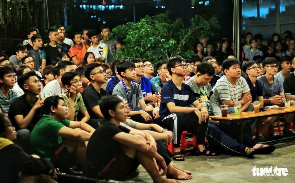 Cổ động viên tiếp lửa tuyển Việt Nam từ quê nhà - Ảnh 8. Cổ động viên tiếp lửa tuyển Việt Nam từ quê nhà - Ảnh 8.