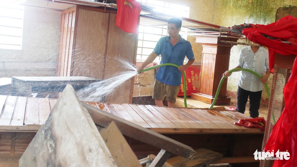 Trường ngập nặng, thầy cô dồn lực dọn dẹp đón học sinh - Ảnh 13. Trường ngập nặng, thầy cô dồn lực dọn dẹp đón học sinh - Ảnh 13.