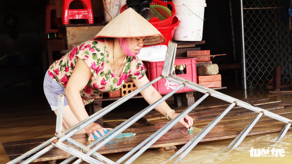 Trường ngập nặng, thầy cô dồn lực dọn dẹp đón học sinh - Ảnh 12. Trường ngập nặng, thầy cô dồn lực dọn dẹp đón học sinh - Ảnh 12.