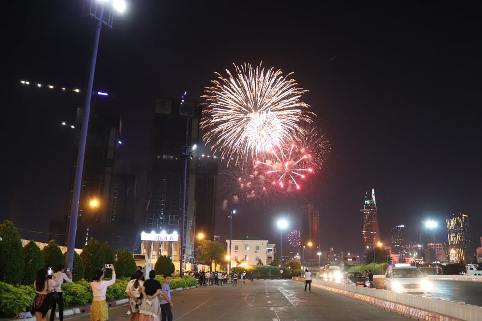 Người dân đổ ra đường xem pháo hoa, chào đón năm mới 2020 - Ảnh 11. Người dân đổ ra đường xem pháo hoa, chào đón năm mới 2020 - Ảnh 11.