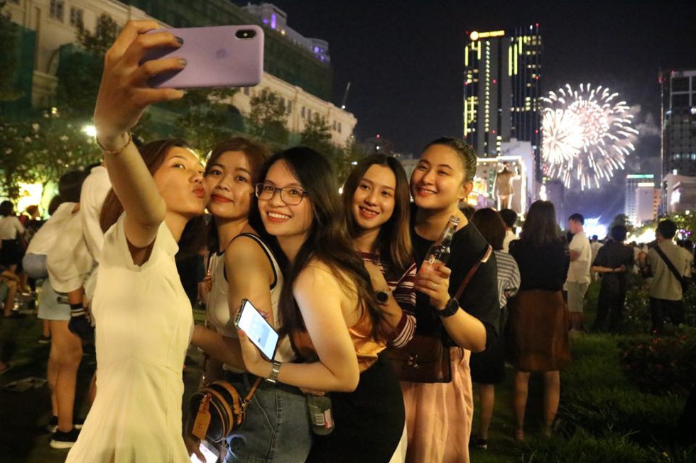 Người dân đổ ra đường xem pháo hoa, chào đón năm mới 2020 - Ảnh 3. Người dân đổ ra đường xem pháo hoa, chào đón năm mới 2020 - Ảnh 3.