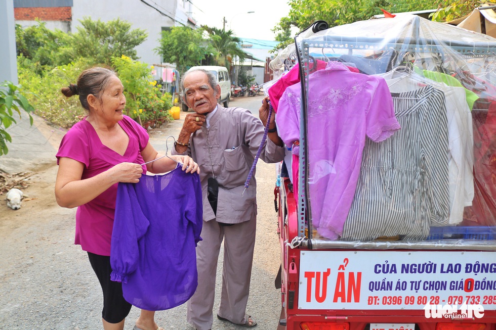 Xe quần áo giá 0 đồng của ông bà Tư - Ảnh 1. Xe quần áo giá 0 đồng của ông bà Tư - Ảnh 1.