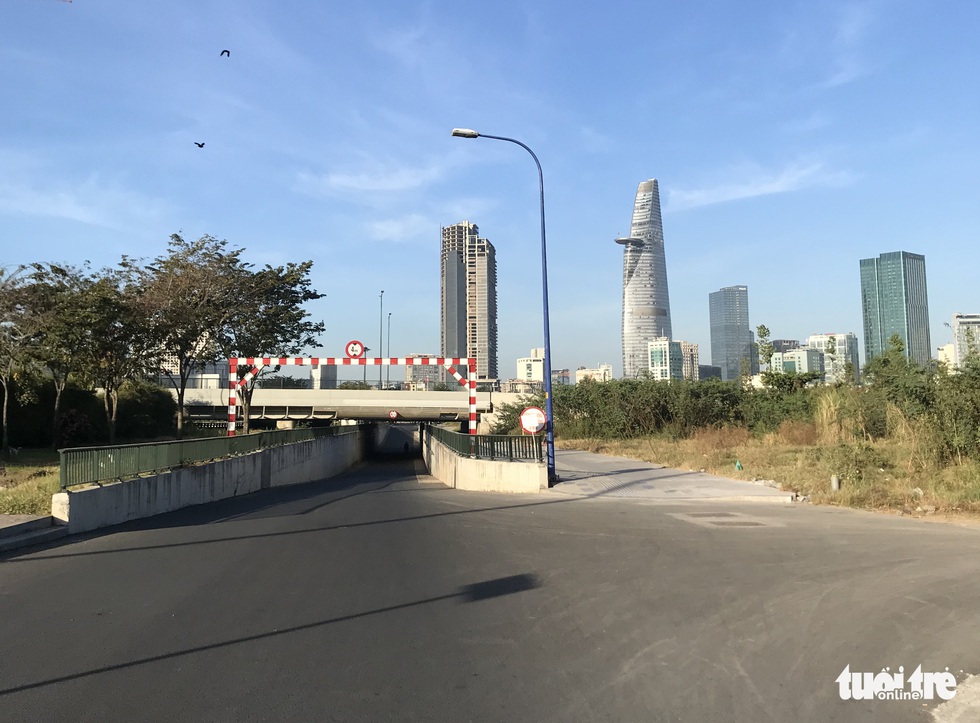 Phố đi bộ Nguyễn Huệ vẫn tràn ngập rác thải sau giao thừa - Ảnh 3. Phố đi bộ Nguyễn Huệ vẫn tràn ngập rác thải sau giao thừa - Ảnh 3.
