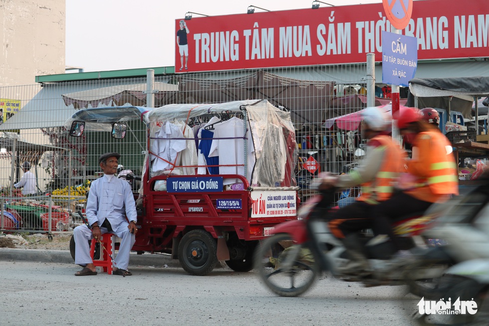 Xe quần áo giá 0 đồng của ông bà Tư - Ảnh 11. Xe quần áo giá 0 đồng của ông bà Tư - Ảnh 11.