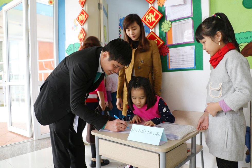 Học trò tiểu học tổ chức họp các bố mẹ - Ảnh 1. Học trò tiểu học tổ chức họp các bố mẹ - Ảnh 1.