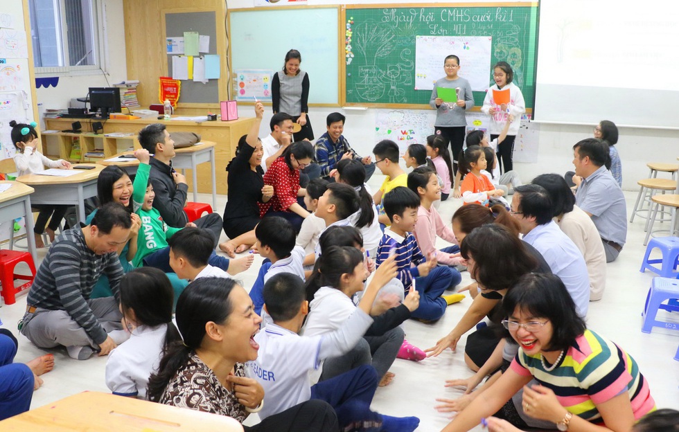 Học trò tiểu học tổ chức họp các bố mẹ - Ảnh 6. Học trò tiểu học tổ chức họp các bố mẹ - Ảnh 6.