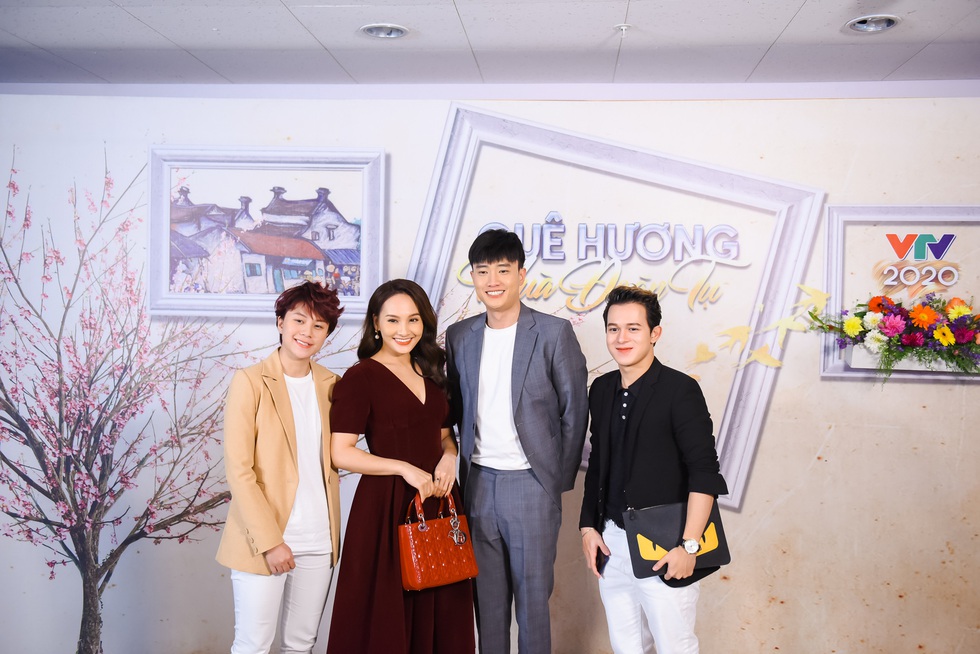 NSND Đặng Thái Sơn và người mẹ 102 tuổi tham gia cuộc đoàn tụ lớn trên truyền hình - Ảnh 10. NSND Đặng Thái Sơn và người mẹ 102 tuổi tham gia cuộc đoàn tụ lớn trên truyền hình - Ảnh 10.