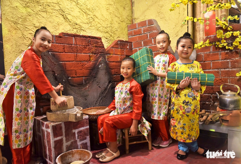 Đường hoa mai, phố ông đồ hút khách ở Lễ hội Tết Việt - Ảnh 16. Đường hoa mai, phố ông đồ hút khách ở Lễ hội Tết Việt - Ảnh 16.