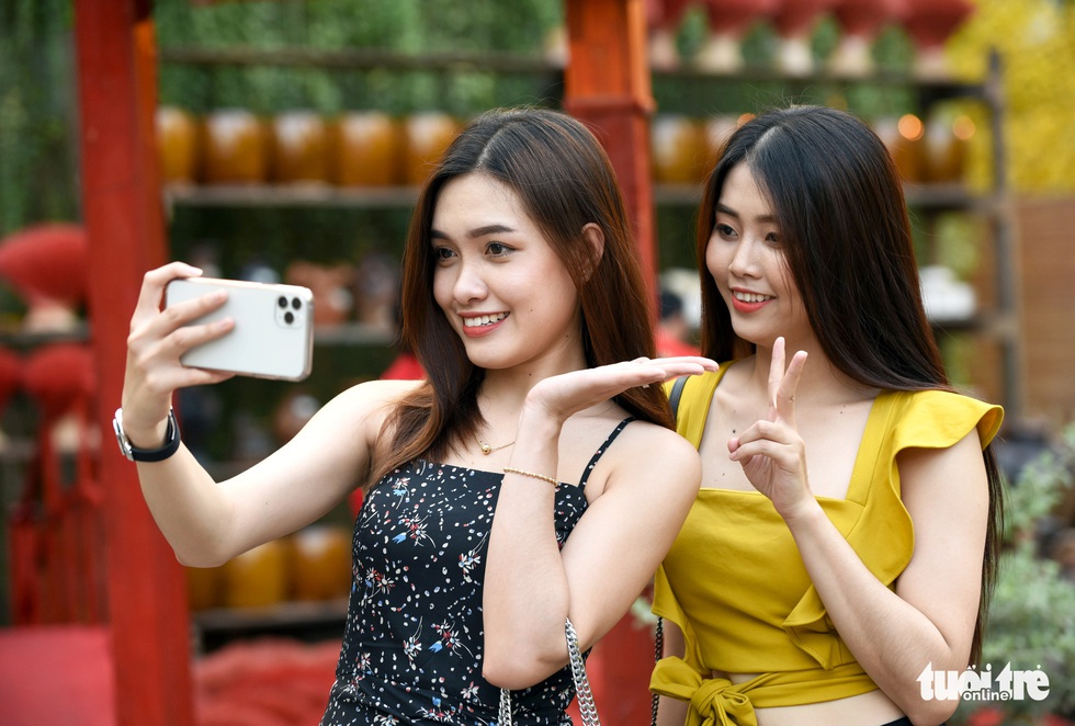 Đường hoa mai, phố ông đồ hút khách ở Lễ hội Tết Việt - Ảnh 12. Đường hoa mai, phố ông đồ hút khách ở Lễ hội Tết Việt - Ảnh 12.