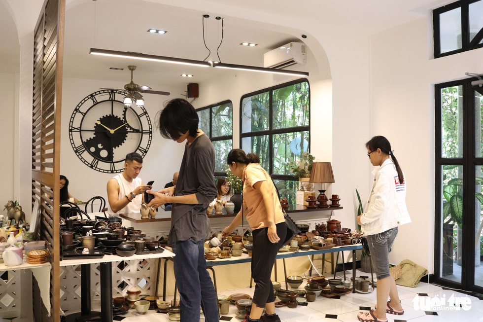 Độc đáo phiên chợ đồ gốm trong quán cafe - Ảnh 6. Độc đáo phiên chợ đồ gốm trong quán cafe - Ảnh 6.