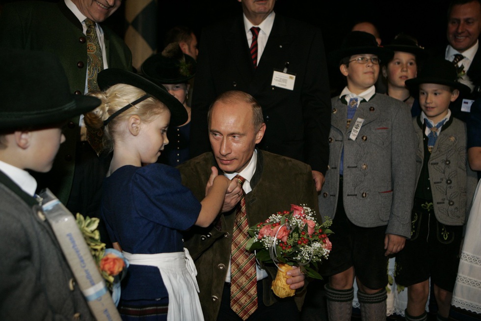 Nhảy múa cùng Bush, và những hình ảnh thú vị 20 năm ông Putin nắm quyền - Ảnh 10. Nhảy múa cùng Bush, và những hình ảnh thú vị 20 năm ông Putin nắm quyền - Ảnh 10.