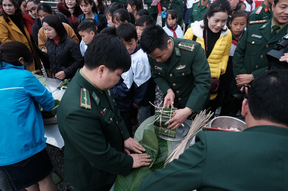 Bánh chưng xanh ấm áp tình quân dân biên giới - Ảnh 5. Bánh chưng xanh ấm áp tình quân dân biên giới - Ảnh 5.