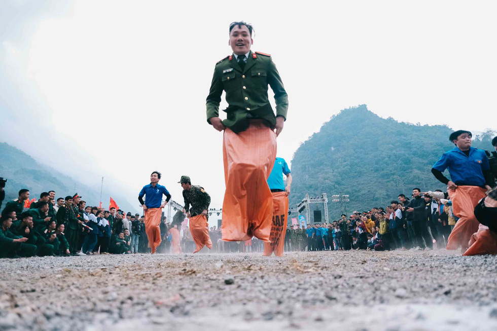 Bánh chưng xanh ấm áp tình quân dân biên giới - Ảnh 6. Bánh chưng xanh ấm áp tình quân dân biên giới - Ảnh 6.