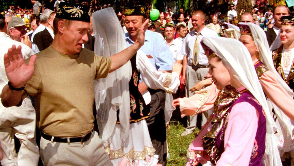 Nhảy múa cùng Bush, và những hình ảnh thú vị 20 năm ông Putin nắm quyền - Ảnh 2. Nhảy múa cùng Bush, và những hình ảnh thú vị 20 năm ông Putin nắm quyền - Ảnh 2.