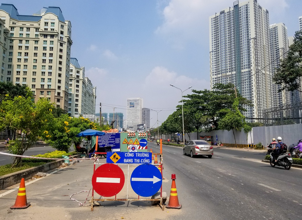 Hàng trăm lô cốt giăng kín nhiều tuyến đường TP.HCM dịp tết - Ảnh 4. Hàng trăm lô cốt giăng kín nhiều tuyến đường TP.HCM dịp tết - Ảnh 4.