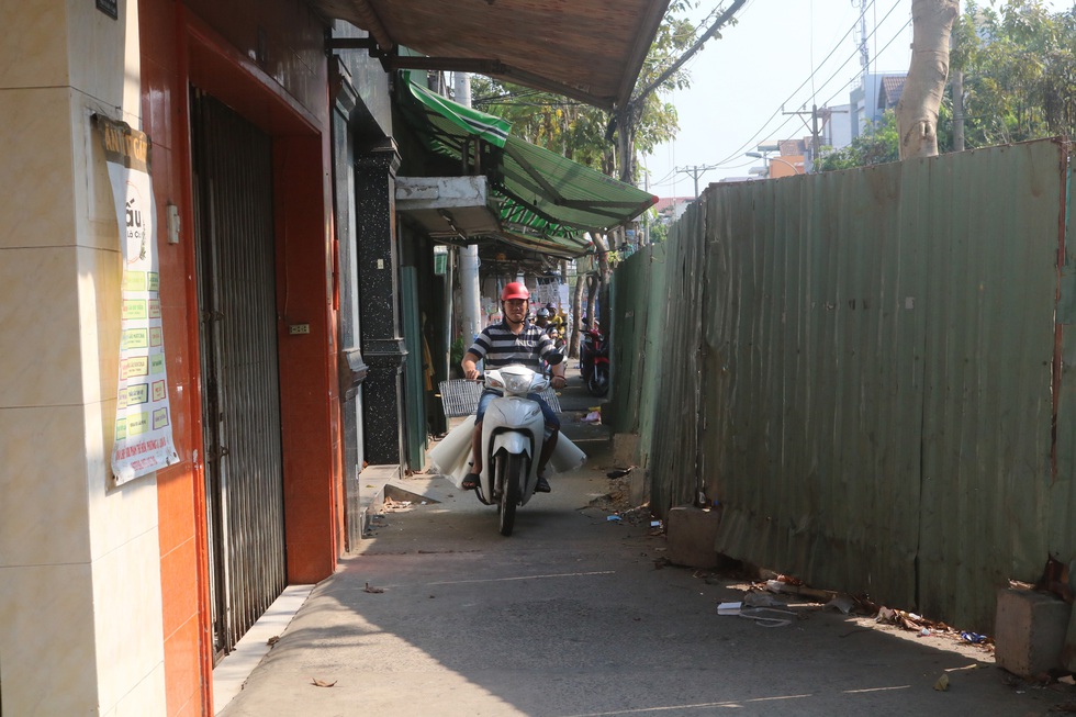 Hàng trăm lô cốt giăng kín nhiều tuyến đường TP.HCM dịp tết - Ảnh 6. Hàng trăm lô cốt giăng kín nhiều tuyến đường TP.HCM dịp tết - Ảnh 6.