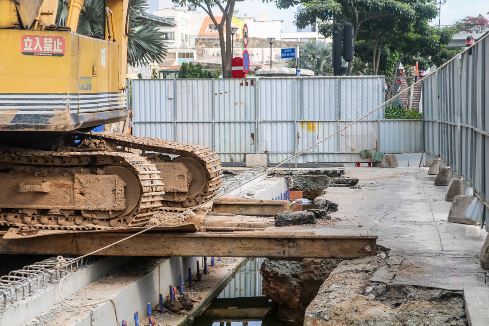 Hàng trăm lô cốt giăng kín nhiều tuyến đường TP.HCM dịp tết - Ảnh 8. Hàng trăm lô cốt giăng kín nhiều tuyến đường TP.HCM dịp tết - Ảnh 8.