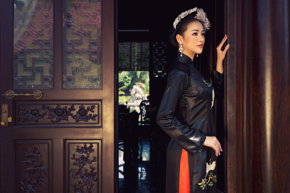 Hoa hậu Phương Khánh, Minh Tú khoe sắc trong bộ sưu tập áo dài Bay lả bay la - Ảnh 11.