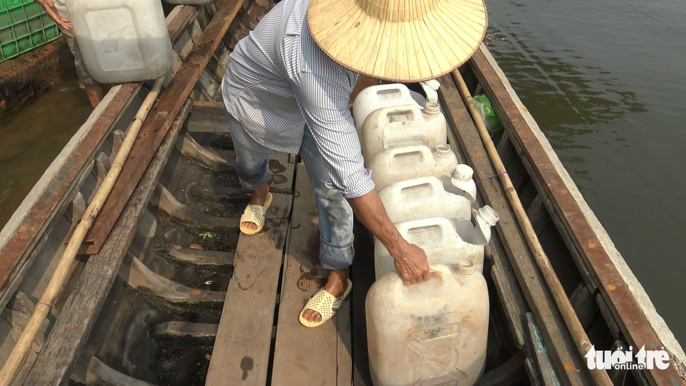 Cá chép đưa ông Táo vừa thả xuống sông đã bị chích điện bất tỉnh - Ảnh 6. Cá chép đưa ông Táo vừa thả xuống sông đã bị chích điện bất tỉnh - Ảnh 6.