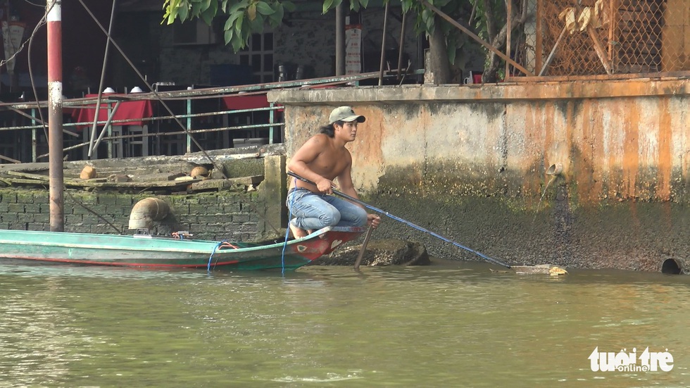 Cá chép đưa ông Táo vừa thả xuống sông đã bị chích điện bất tỉnh - Ảnh 3. Cá chép đưa ông Táo vừa thả xuống sông đã bị chích điện bất tỉnh - Ảnh 3.