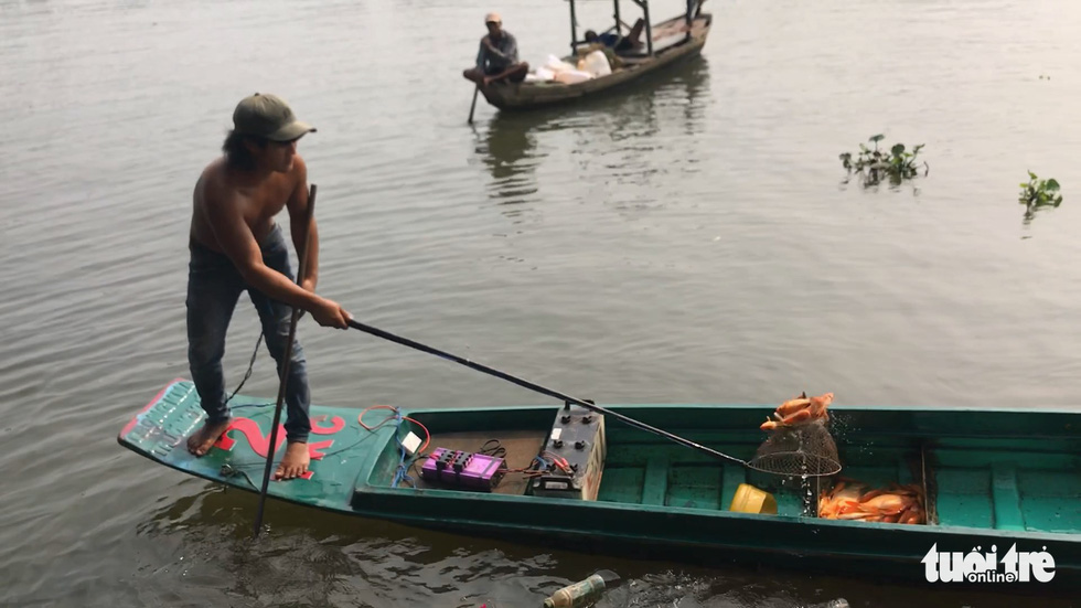 Cá chép đưa ông Táo vừa thả xuống sông đã bị chích điện bất tỉnh - Ảnh 4. Cá chép đưa ông Táo vừa thả xuống sông đã bị chích điện bất tỉnh - Ảnh 4.