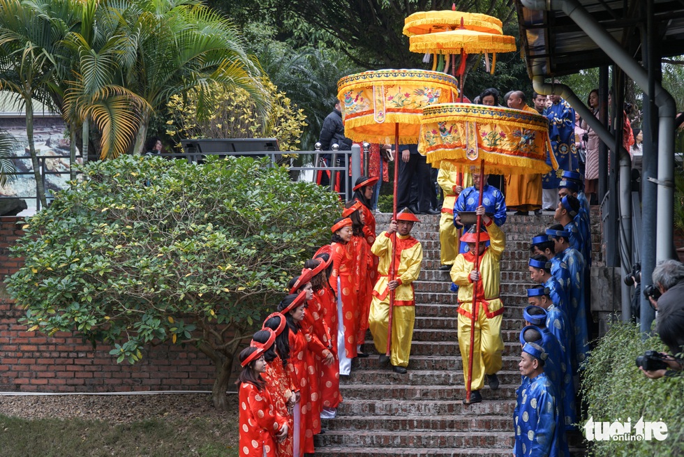 Thả cá chép, dựng cây nêu đón năm mới tại Hoàng thành Thăng Long - Ảnh 3. Thả cá chép, dựng cây nêu đón năm mới tại Hoàng thành Thăng Long - Ảnh 3.