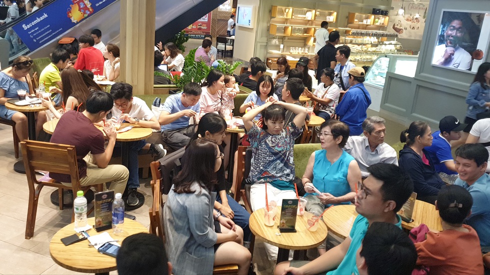 Mới 26, nhiều tiệm ở Sài Gòn bán tháo hàng, đóng cửa nghỉ tết sớm - Ảnh 9. Mới 26, nhiều tiệm ở Sài Gòn bán tháo hàng, đóng cửa nghỉ tết sớm - Ảnh 9.