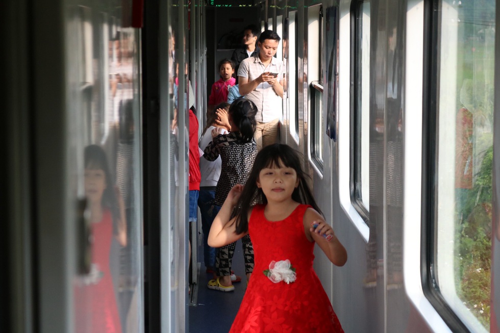 Chuyến tàu chở bao nỗi nhớ - Ảnh 10. Chuyến tàu chở bao nỗi nhớ - Ảnh 10.