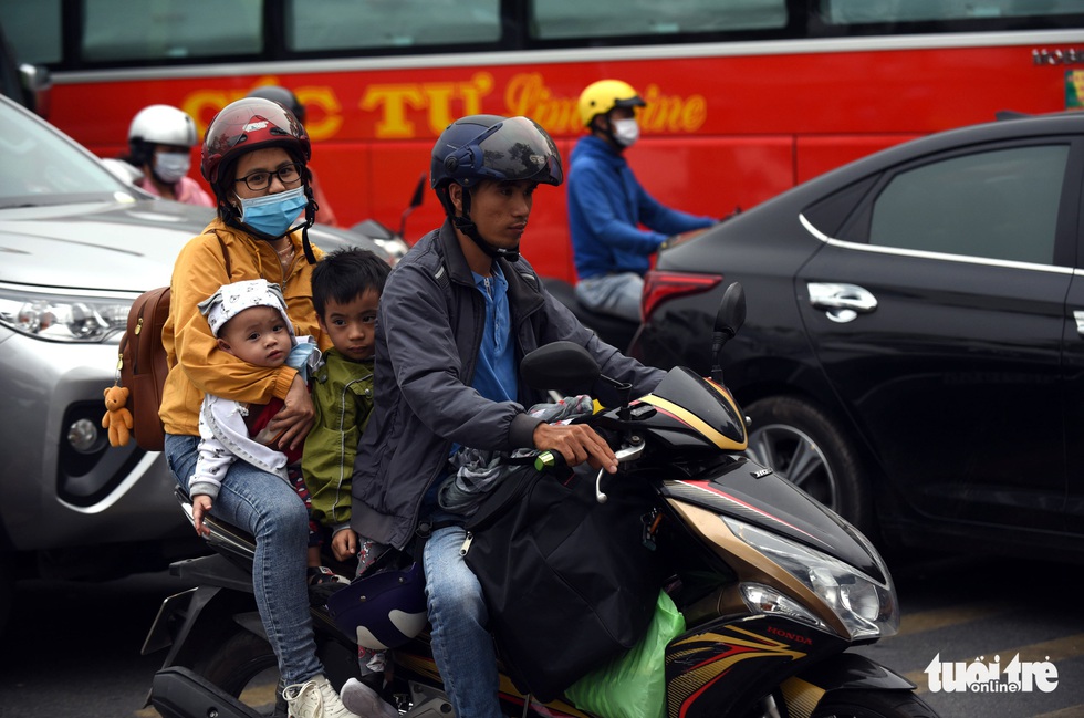 Bắt đầu cuộc Xuân vận... nhích từng chút một - Ảnh 8. Bắt đầu cuộc Xuân vận... nhích từng chút một - Ảnh 8.