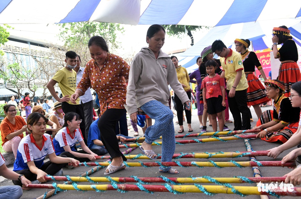 San sẻ Xuân yêu thương ở bệnh viện ung bướu - Ảnh 7. San sẻ Xuân yêu thương ở bệnh viện ung bướu - Ảnh 7.